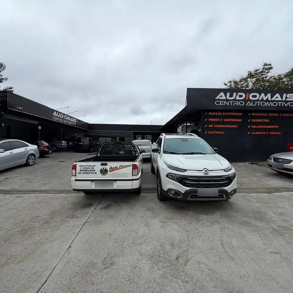 Fachada da Audiomais Centro Automotivo com a lista de serviços na parede